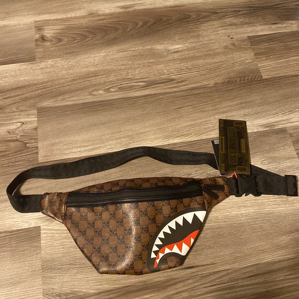 🦈☠️Sharks and Skulls Savvy Crossbody Sprayground